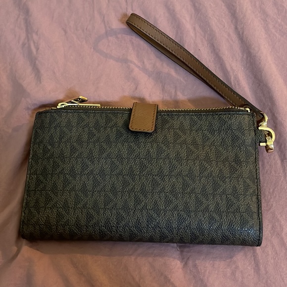 Micheal Kors Wristlet - Picture 3 of 3